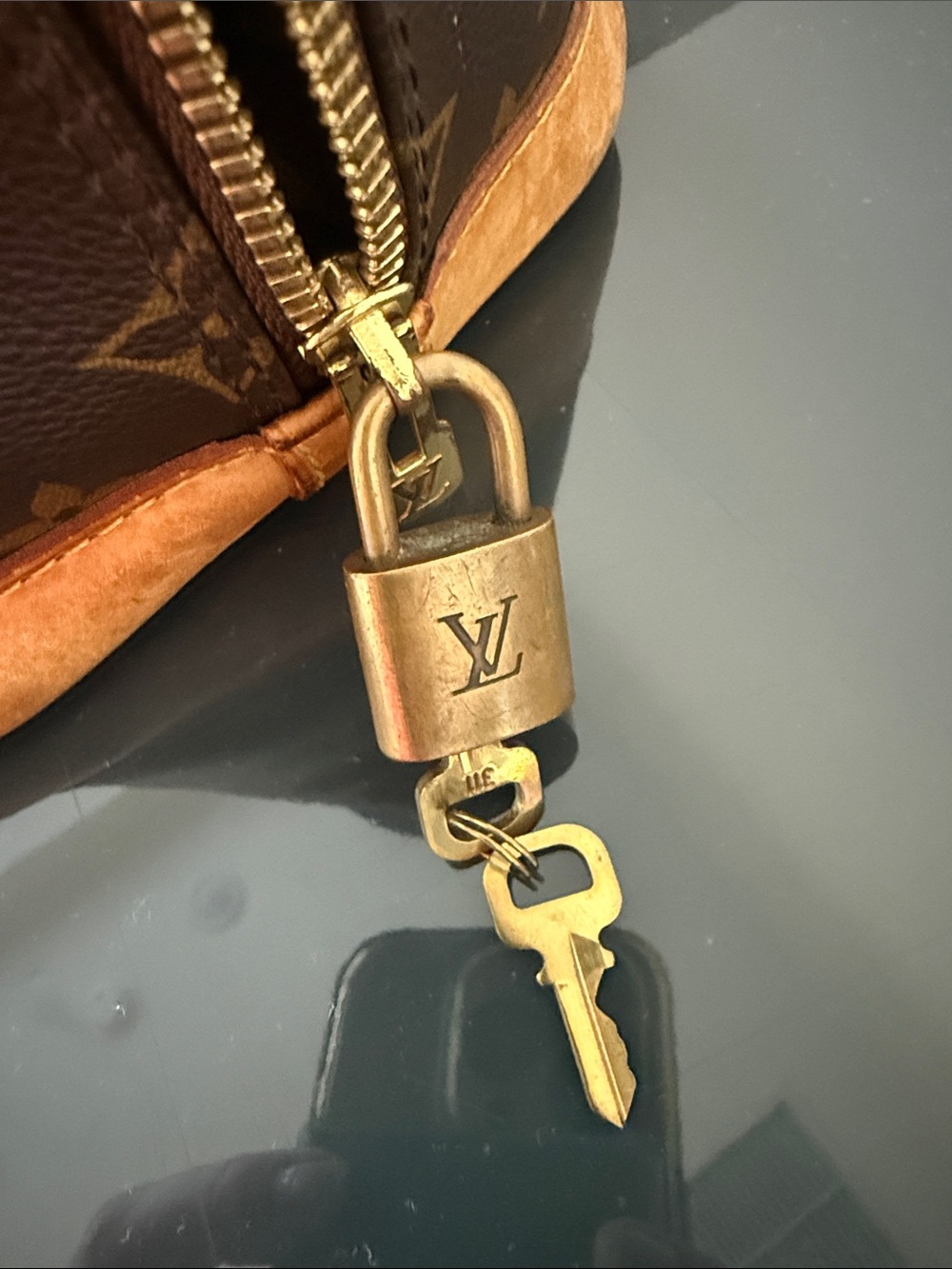 Louis Vuitton Alma MM - Picture 12 of 13